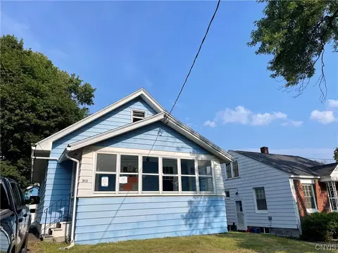313 Clover Ridge Dr, Syracuse, NY 13206