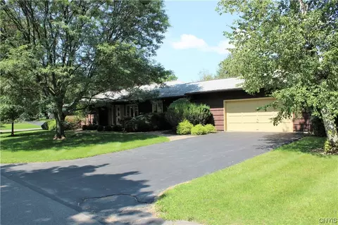 17 Bradford Dr, Syracuse, NY 13224