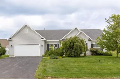 3705 Pegasus Cir, Syracuse, NY 13209
