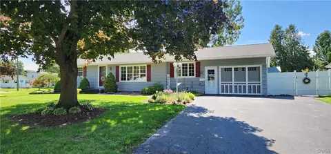 4870 Juneway Dr N, Salina, NY 13088