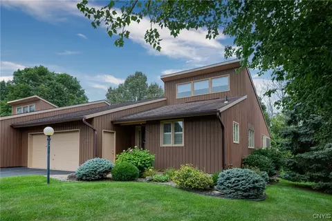 132 Lancelot Ln, Camillus, NY 13031