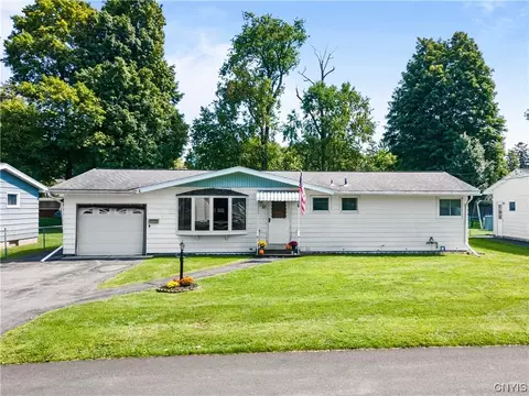 27 Royal Brook Ln, New York Mills, NY 13417