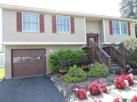 4008 Sandpiper Ln, Clay, NY 13090