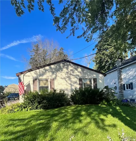 17 Lock St, Lysander, NY 13027