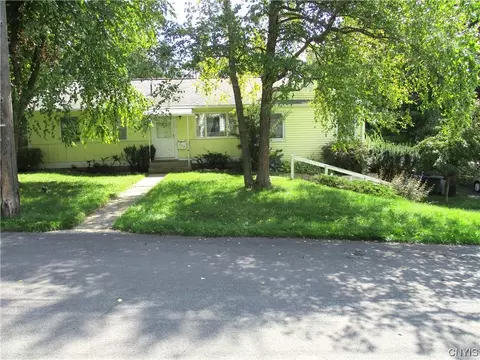 208 Eureka Dr, Manlius, NY 13104