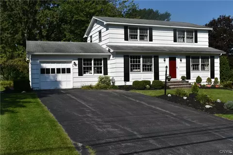 402 Oakridge Dr, Camillus, NY 13031