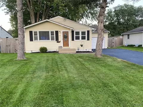 105 Ravenswood Dr, Clay, NY 13090