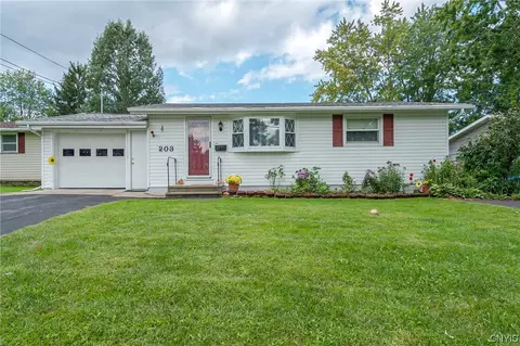 203 Sunflower Dr, Salina, NY 13088