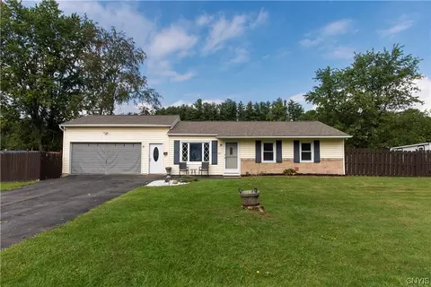 425 Woodburne Dr, Utica, NY 13502