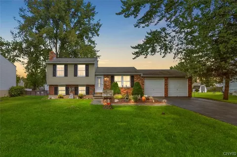 8070 Crockett Dr, Cicero, NY 13039