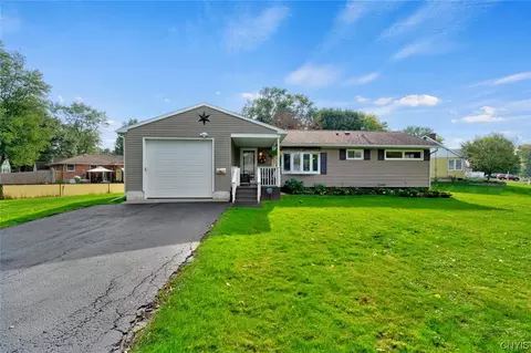 201 Fay Ln, Minoa, NY 13116