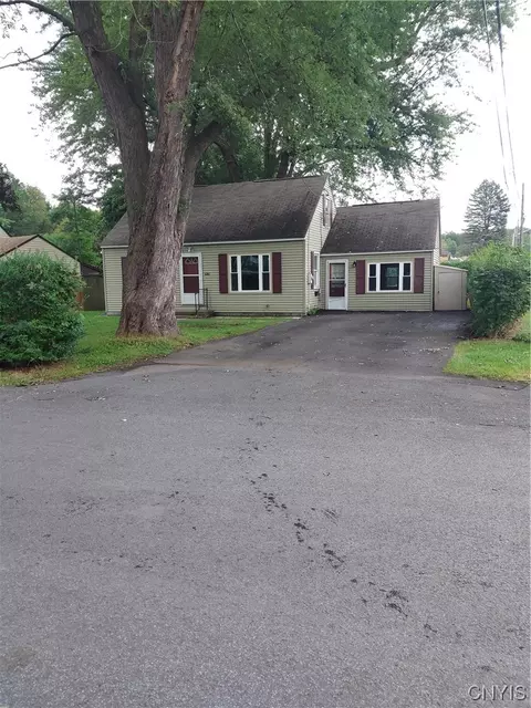 5476 Woodlawn Pl, Utica, NY 13502