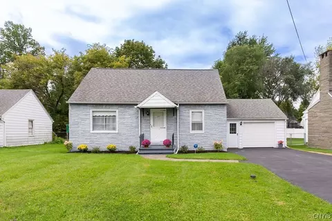 211 Kenwick Dr, Syracuse, NY 13208