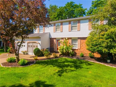 7 Roycroft Dr, West Seneca, NY 14224