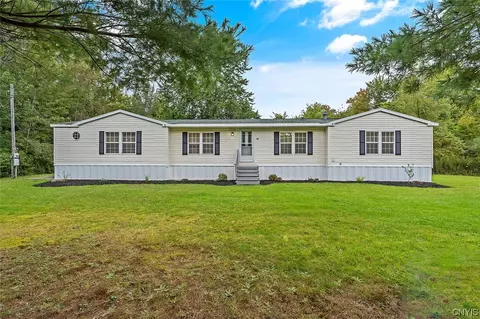 96 Pratt Dr, Granby, NY 13126