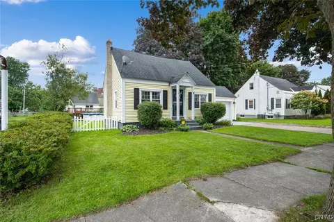 8 Ellmore Dr, Whitestown, NY 13492