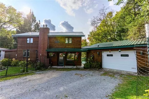129 Riverside Ln, Webb, NY 13420