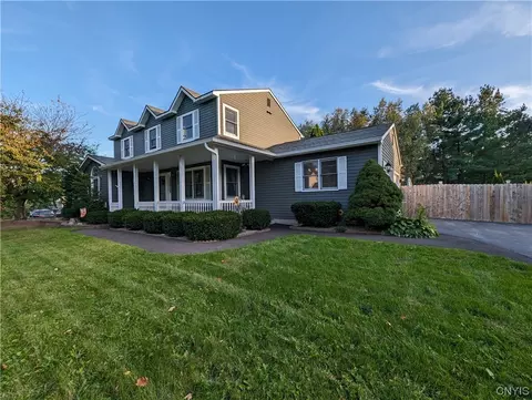 4 Foxwood Dr, Lysander, NY 13027