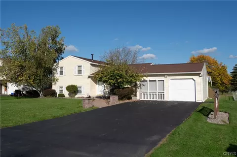 7934 Davis Rd N, Clay, NY 13041