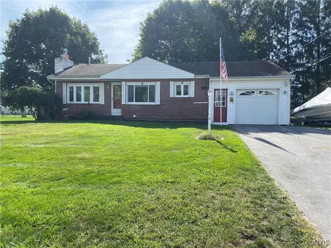 122 Lynnhaven Dr, Syracuse, NY 13212