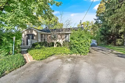 81 Chestnut St, Schroeppel, NY 13135