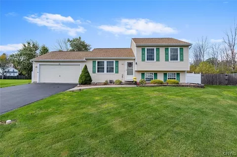 5757 Boulia Dr, Clay, NY 13041