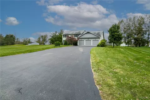 6704 Yvonne Ln, East Syracuse, NY 13057