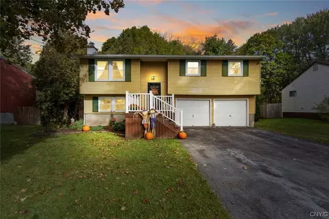 5827 Reis Dr, Cicero, NY 13039