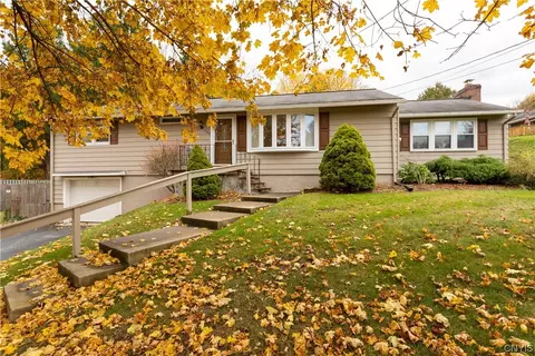 302 Mansfield Dr, Camillus, NY 13031