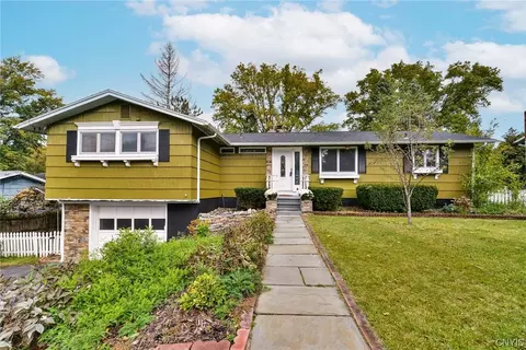 202 Fox Dr, Camillus, NY 13031