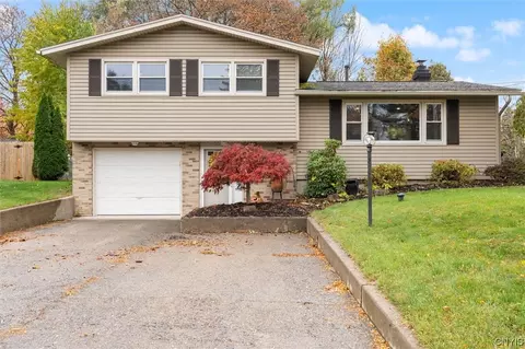7421 Palmcrest Rd, Syracuse, NY 13212