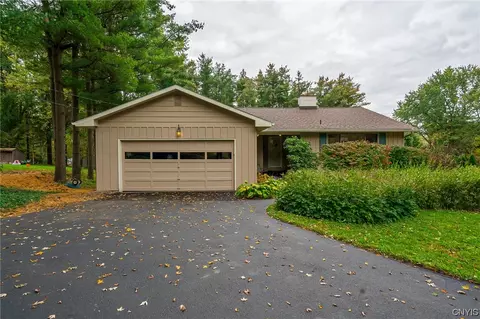 5846 Winacre Dr, Lafayette, NY 13084