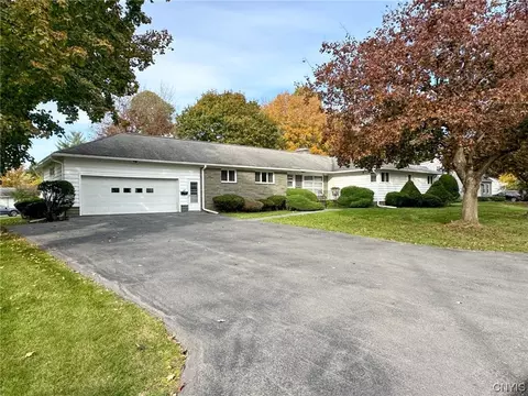 8 Wedgewood Rd, New Hartford, NY 13413