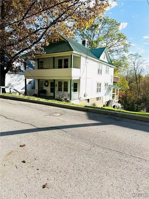 52 North St, Camillus, NY 13031