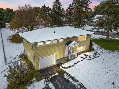 2 Amity Dr, Camillus, NY 13031