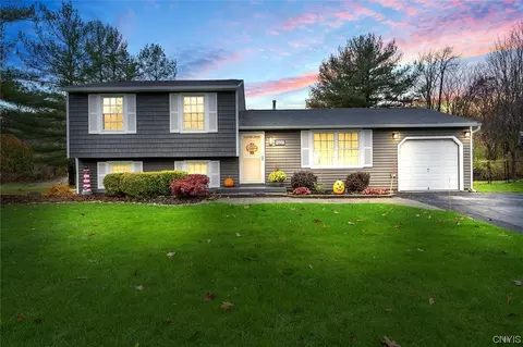 7837 Running Brook Ln, Cicero, NY 13039