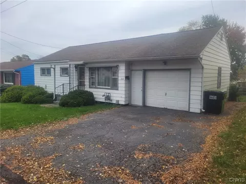 202 Swansea Ave, Salina, NY 13206