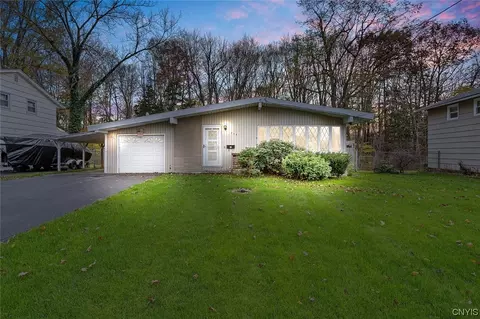 114 Woodside Ln, Clay, NY 13090