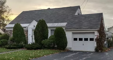 1204 Greenview Dr, Utica, NY 13501