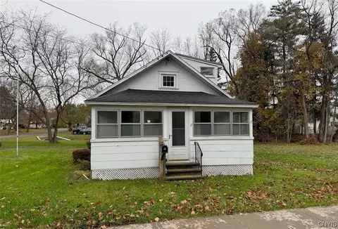 27 Mechanic St, Lysander, NY 13027