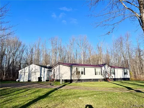 42 Biddlecum Rd, Schroeppel, NY 13132