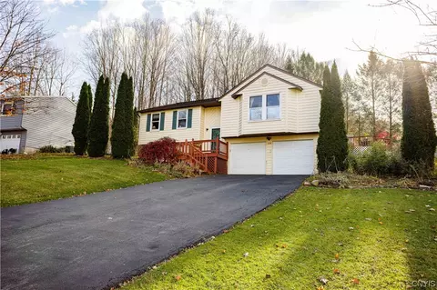 109 Vantage Dr, Camillus, NY 13031