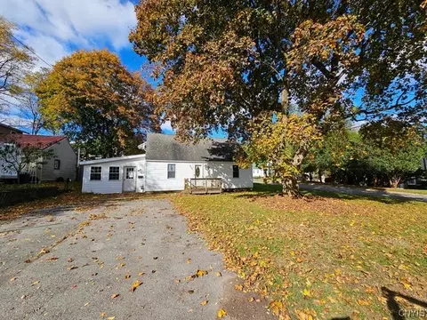 989 Cayuga St, Fulton, NY 13069