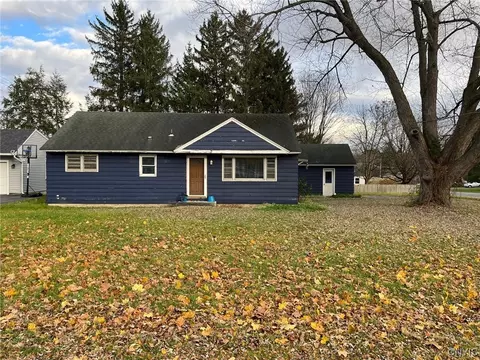 117 Robinhood Ln, Camillus, NY 13031