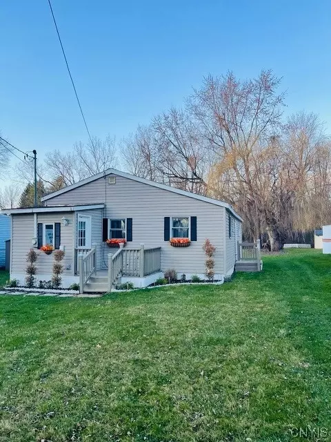 7 Parkway Dr, Lysander, NY 13027