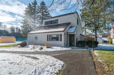 207 Vantage Dr, Camillus, NY 13031