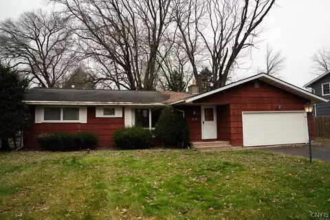 7411 Rosewood Cir, Syracuse, NY 13212