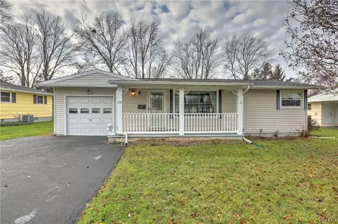 209 Sunflower Dr, Salina, NY 13088