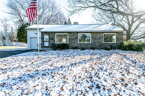 7 Kelly Dr, Manlius, NY 13104