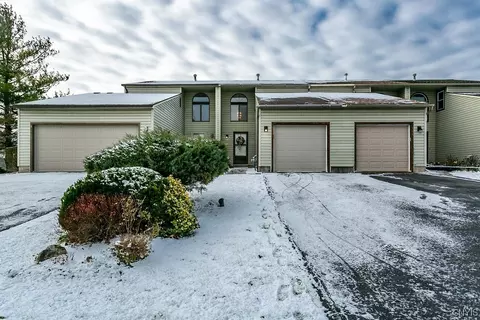 139 Lookout Cir, Syracuse, NY 13209
